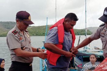 Pembagian life jacket untuk nelayan