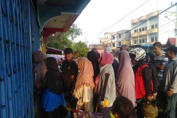 Diduga distribusi tak tepat sasaran, warga Sungai Pakning antre berjam-jam untuk elpiji 3 Kg