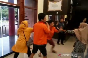 Keluarga sopir taksi online korban begal di Palembang ngamuk dan pukuli tersangka