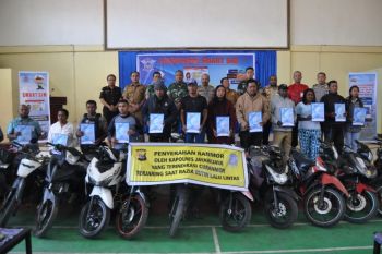 Polres Jayawijaya serahkan 15 motor curian hasil razia kepada pemiliknya