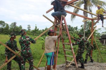 Prajurit TNI bantu masyarakat Distrik Iwaka membangun tempat mengaji