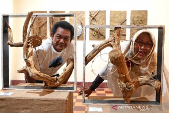 Seniman Yoes dan Wina  tampilkan karya lukis dari benda terbuang