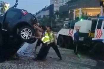 Kurang konsentrasi, mobil LandRover masuk kolam bundaran Hotel Indonesia