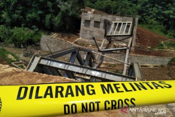 Polisi olah TKP jembatan ambruk di Cianjur