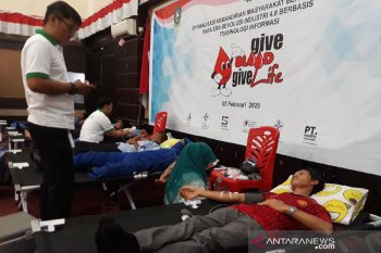 Puluhan karyawan di Karimun jaga kesehatan dengan donor darah