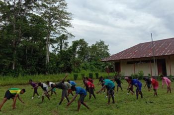 Prajurit TNI tanamkan kesadaran berolahraga kepada anak-anak di Mimika Papua