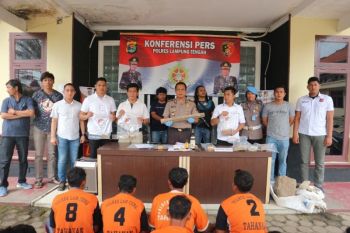 Dua pengeroyok polisi masih diburu
