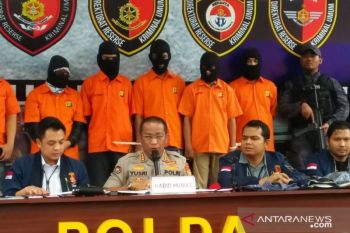 Delapan orang tersangka berhasil dibekuk dalam kasus bobol rekening Ilham Bintang