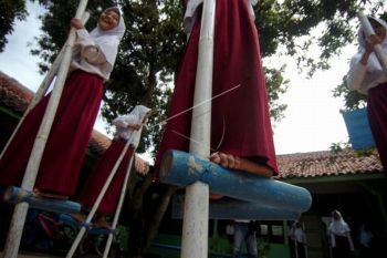 Bermain egrang