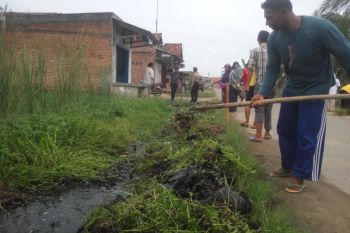 Pokdar Kamtibmas Labuhan Maringgai gotong royong bersihkan selokan