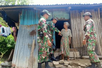 Satgas Pamtas bagi sembako pada warga  perbatasan
