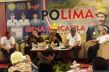 Baubau city mayor launches book in National Press Day's anniversary in Banjarmasin
