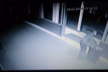 Pencuri kotak amal masjid lakukan aksinya