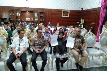 Wali Kota Surabaya maafkan ZKR dan cabut laporan terhadap penghinanya itu