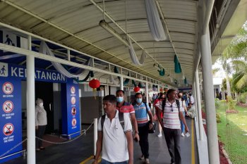 Petugas pemantau profil penumpang ada di Pelabuhan Batam hindari corona