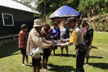 Binmas Polres Tolikara sambangi warga Kampung Danggulurik