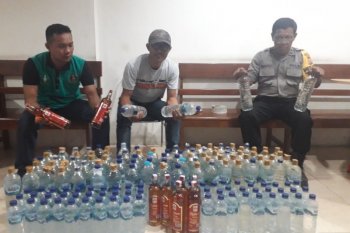 Puluhan botol miras asal Bitung disita polisi Pelabuhan Jayapura
