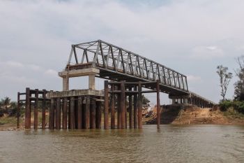 Jembatan penghubung dua  kecamatan di Ogan Komering Ulu nyaris putus