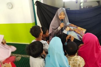 Ini manfaat membacakan buku dengan nyaring untuk anak, ayo praktikan