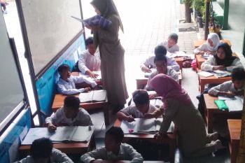 Siswa SD Negeri Bangunrejo 2 Yogyakarta mulai belajar di aula