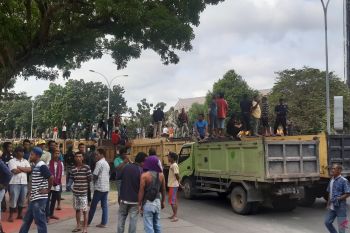 Supir truk se-Pekanbaru demo di DPRD Riau. Ini alasannya