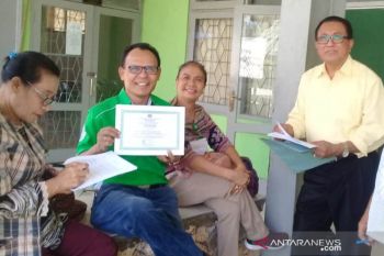 Rafael Levis memberi apresiasi  kepada Flores Timur