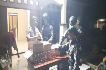 Prajurit TNI Satgas Yonif MR 411/Pandawa serahkan 4.771 botol minuman beralkohol