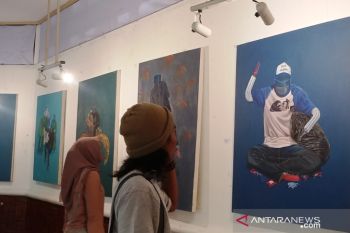 Kegelisahan mahasiswa UNP terhadap sampah plastik tertuang dalam karya lukis
