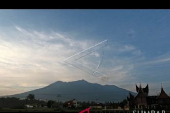 Evakuasi seorang pendaki jatuh di Gunung Marapi berlangsung hingga tengah malam