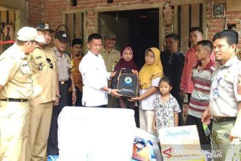 Wabup Dharmasraya serahkan bantuan korban banjir-tanah longsor IX Koto