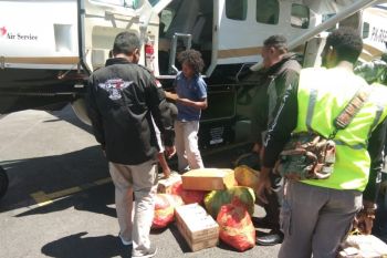 Polres Puncak Jaya amankan 24 botol minuman beralkohol di Bandara Mulia