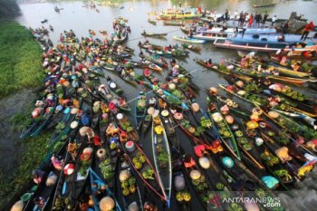 Hop on the boat and shop at Lok Baintan floating market