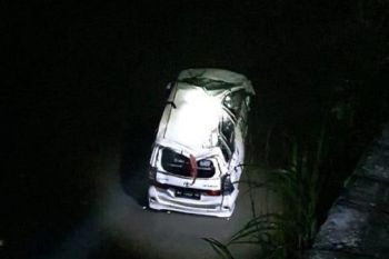 Polisi Blitar tangani mobil terjebur ke sungai sebabkan satu orang meninggal