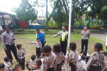 Polisi Jayapura kenalkan disiplin berlalulintas kepada anak usia dini
