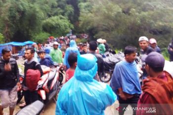 Longsor dan banjir tutup akses jalan ke Talang Babungo, masyakarat sempat terjebak beberapa jam