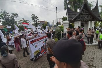 Aliansi Masyarakat Minang gelar aksi di DPRD Sumbar (Video)