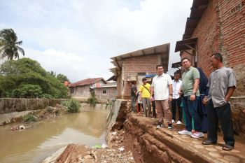 Rycko Menoza tinjau pondasi penahan air sungai roboh