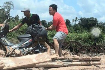 Sebelum menjadi gubernur, Sugianto Sabran pernah mendorong motor di ruas jalan Kolam