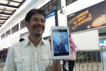 Orang tua mahasiswa Wuhan tunggu kedatangan anaknya di Juanda