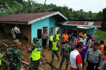 Alat berat dikerahkan bersihkan material  longsor yang timbun rumah warga di Agam