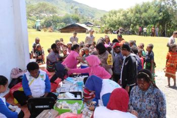 Bhayangkari Polres Puncak Jaya-puskesmas gelar pelayanan kesehatan