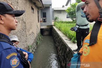Seorang anak hanyut di aliran sungai ditemukan tewas