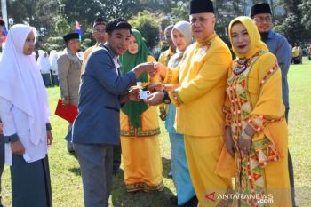 925 E-KTP diserahkan ke siswa sebagai kado HUT ke-443 Takengon