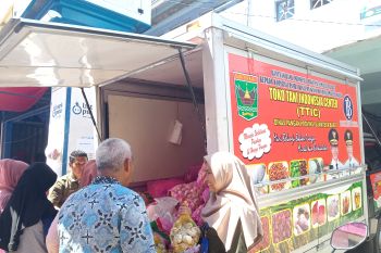 Warga Padang berebut bawang putih murah di Pasar Raya Padang