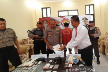 Polres Kendari tangkap empat pengedar sabu-sabu, satu diantaranya wanita
