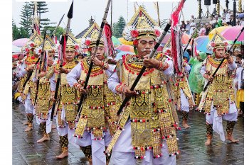 UMAT HINDU GELAR RITUAL PANCA WALI KRAMA DI PURA BESAKIH