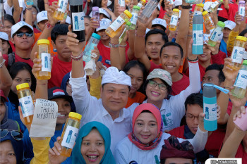 KOMINFO DORONG PENGGUNAAN &ldquo;TUMBLER&rdquo; KURANGI BOTOL PLASTIK