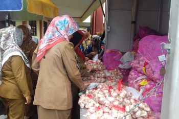 Stabilkan harga, Pemkot Solok gelar operasi pasar bawang putih