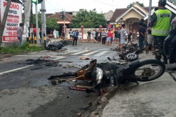 Sejumlah kendaraan dibakar massa suporter jelang laga Persebaya dan Arema