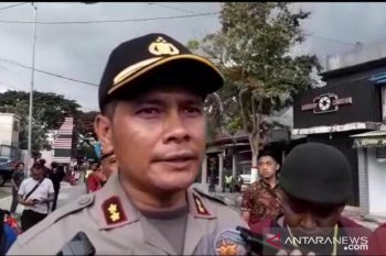 Sebanyak empat sepeda motor rusak akibat bentrokan suporter Persebaya-Arema
